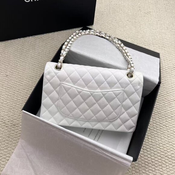 Classic CHANEL Bag: A Stylish and Versatile Choice for Elegance - Picture 3 of 7